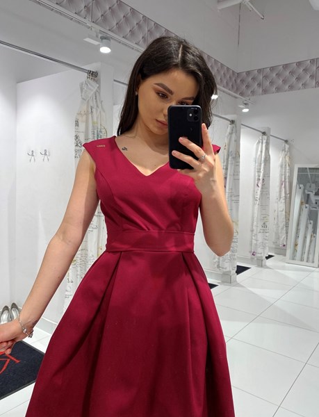 Sukienka asymetryczna z paskiem bordo