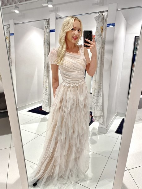 Sukienka długa tiul asymetryczny dekolt biel/beż