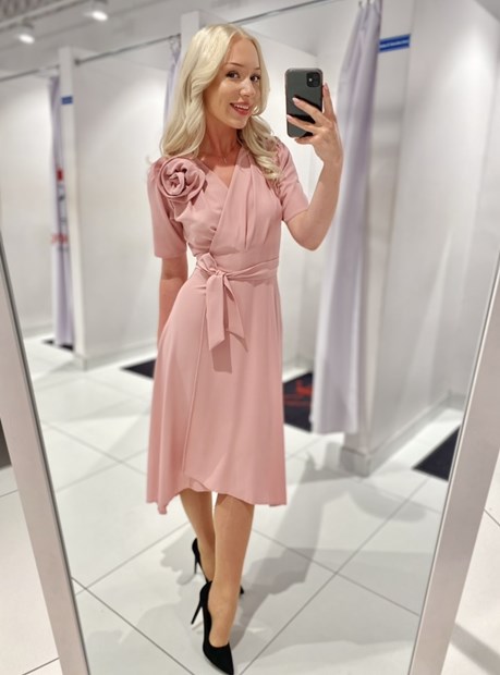 Sukienka midi rękawek ozdoba róża pudrowy róż