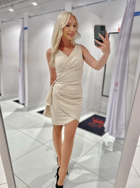 Sukienka krótka dopasowana z falbanką beż