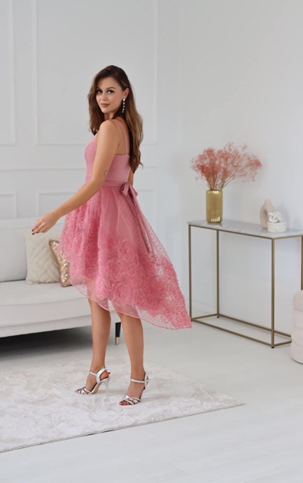 Sukienka asymetryczna zdobiona spódnica róż