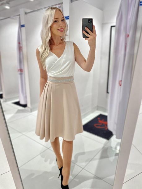 Sukienka krótka pasek ozdobny biały/beż