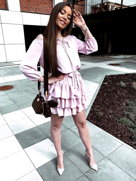 Sukienka krótka falbanka dłuższy rękaw pudrowy róż