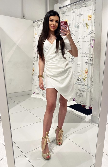 Sukienka krótka dopasowana krótki rękaw biały