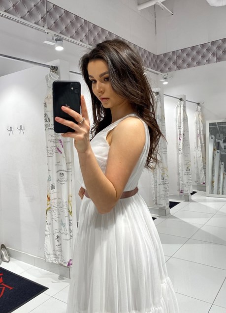 Sukienka midi tiul głęboki dekolt biały