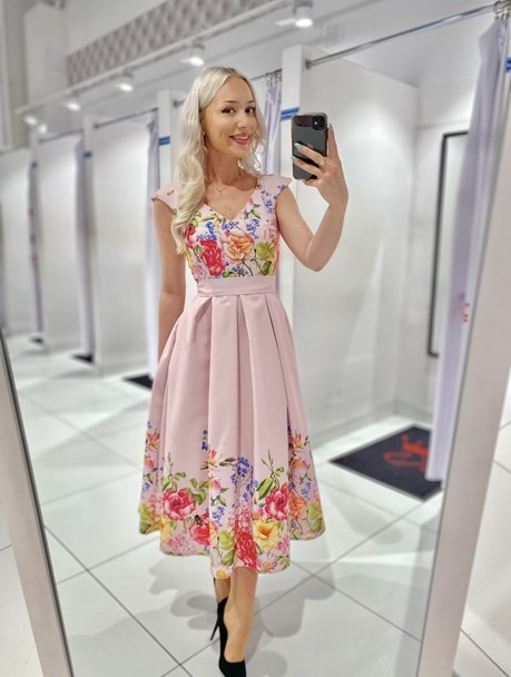 Sukienka midi rozkloszowana kwiaty róż