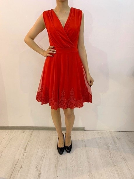 Sukienka krótka z dekoltem tiul czerwień