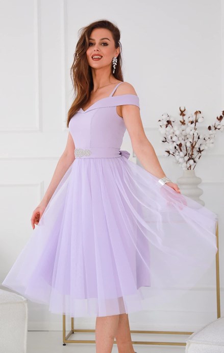 Sukienka midi opadające ramiona pasek tiul lila