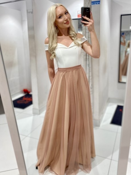 Sukienka długa opadające ramiączko połysk biel/beż