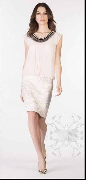 Sukienka krótka wzór dekolt  róż/złoty