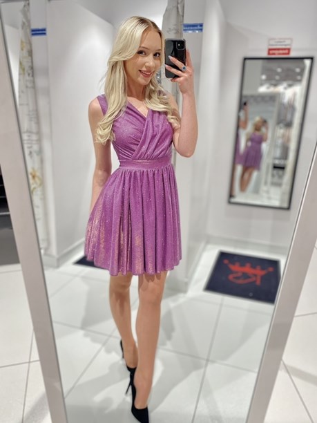 Sukienka krótka rozkloszowana dekolt brokat fiolet