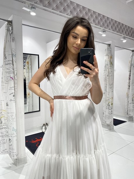 Sukienka midi tiul głęboki dekolt biały