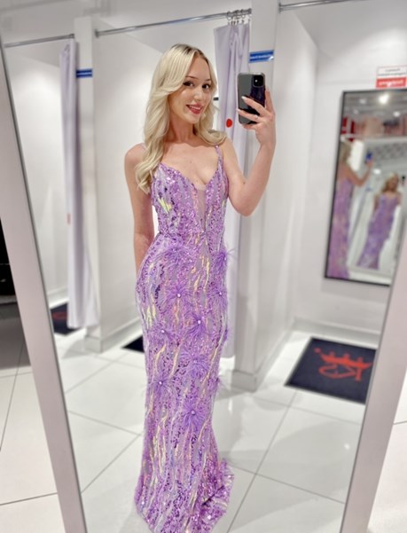 Sukienka długa cekinowa ramiączka pióra lila