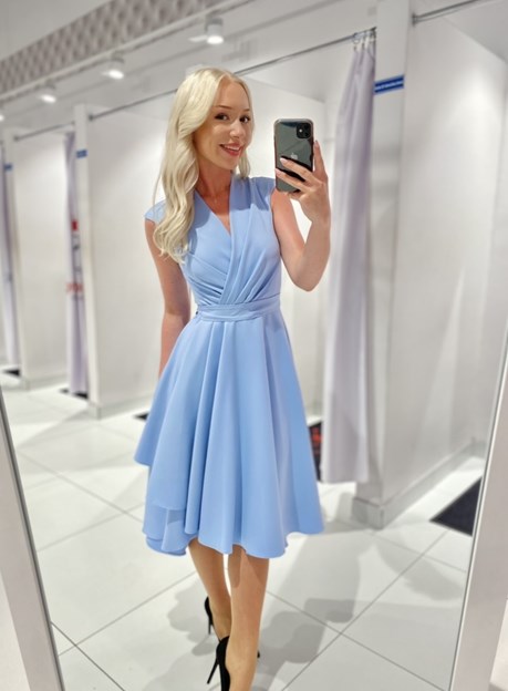 Sukienka midi szerokie ramiączka falbana błękit