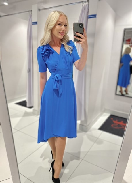 Sukienka midi rękawek ozdoba róża niebieski