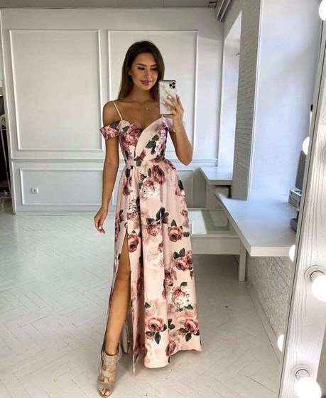 Sukienka długa opadające ramiona kwiaty beż