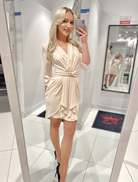 Sukienka krótka dekolt serek pasek brzoskwinia