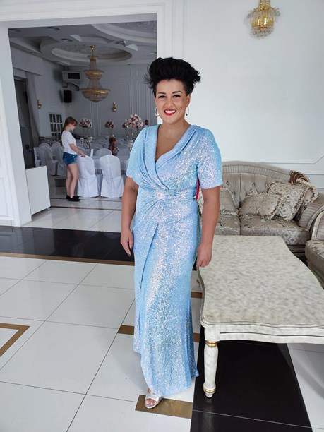 Sukienka długa cekiny rękawek V dekolt błękit