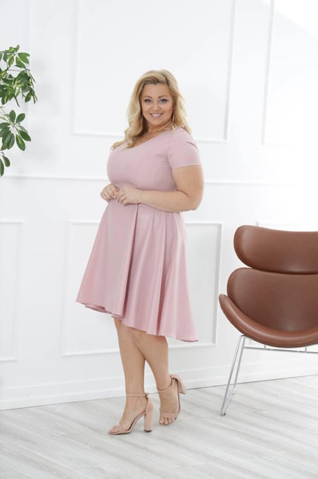 Sukienka krótka dłuższy tył połysk pudrowy róż