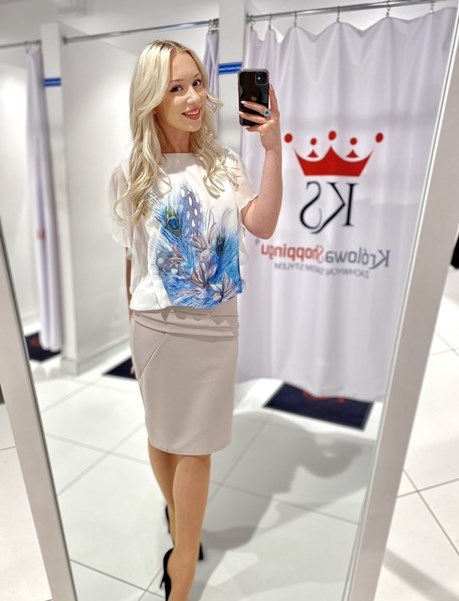 Sukienka krótka maskująca kwiaty beż motyw pawi