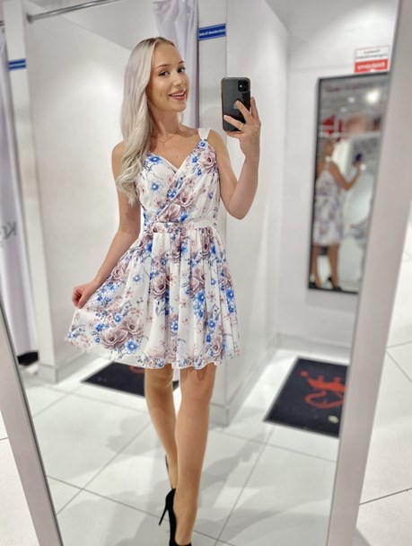 Sukienka krótka rozkloszowana kwiaty błękit/biel