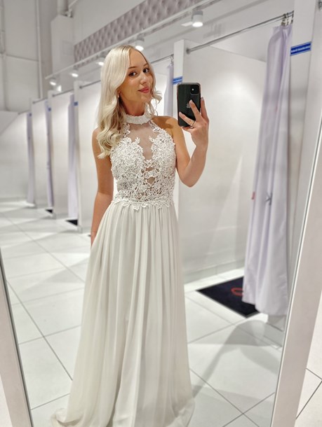 Sukienka długa zabudowana pod szyję biały