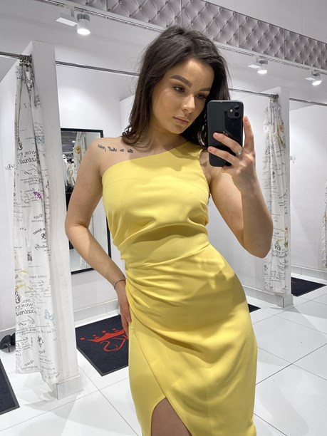 Sukienka krótka dopasowana jedno ramię żółty