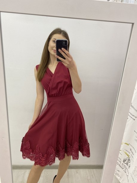 Sukienka krótka z dekoltem tiul bordo