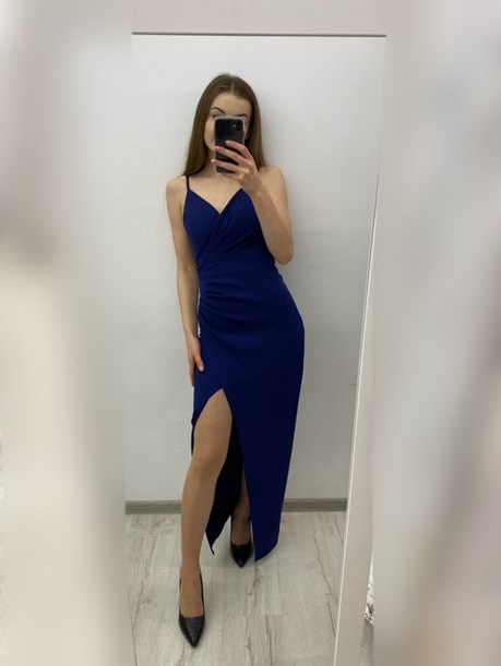 Sukienka długa dopasowana na ramiączkach granat
