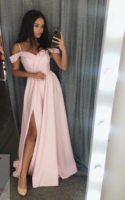 Sukienka długa opadające ramiona pas pudrowy róż
