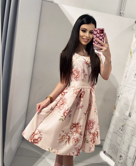 Sukienka krótka kwiaty całość pudrowy róż