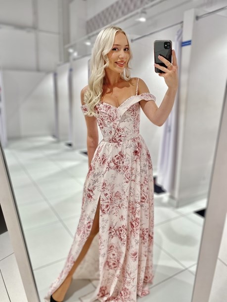 Sukienka długa opadające ramiona kwiaty biel wrzos