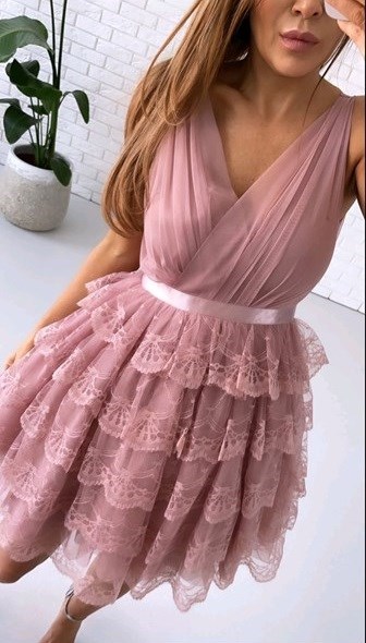 Sukienka krótka koronka tiul dekolt pudrowy róż