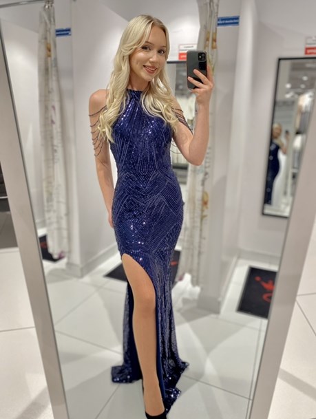 Sukienka długa cekiny na szyję rozcięcie granat