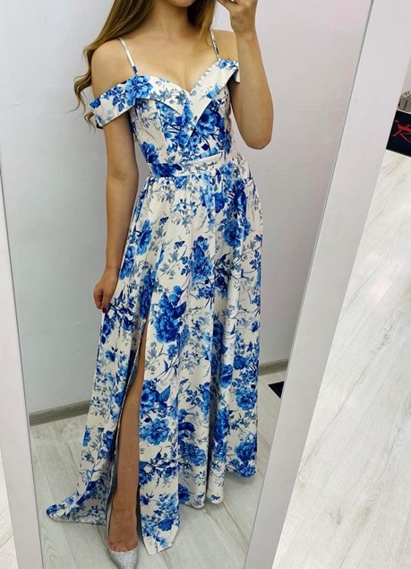 Sukienka długa opadające ramiona kwiaty błękit