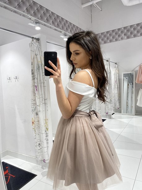 Sukienka krótka opadające ramiona biały/ beż