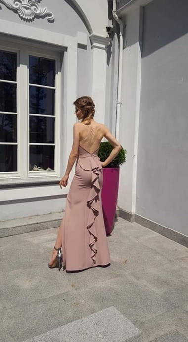 Sukienka długa dopasowana z ogonkiem brudny róż