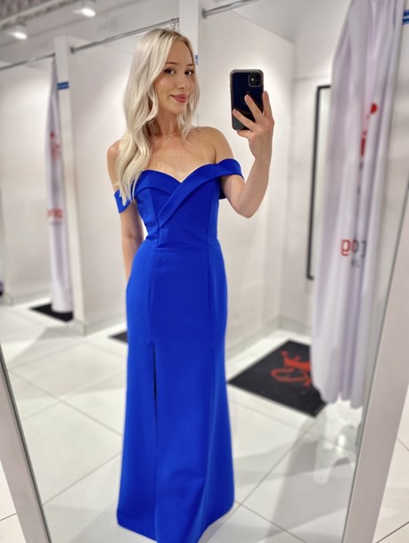 Sukienka długa dopasowana opadające ramiona chaber