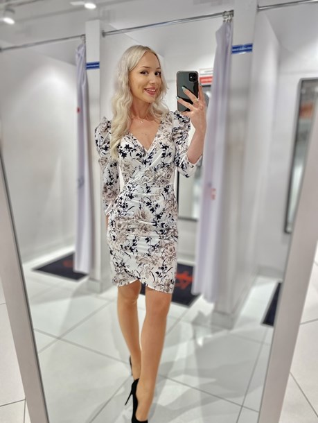 Sukienka krótka marszczony rękaw kwiaty biel/czerń