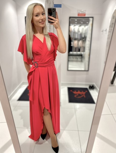 Sukienka długa asymetryczna rękaw falbana malina