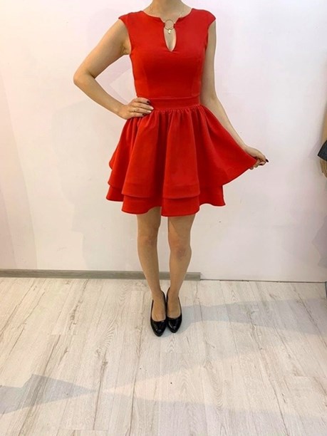Sukienka krótka falbany ozdoba dekolt czerwień