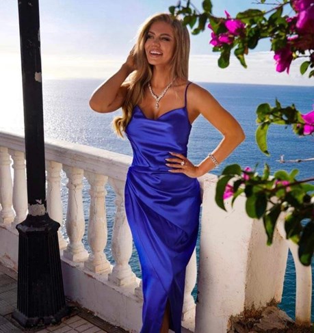 Sukienka długa dekolt łódka satyna choker chaber