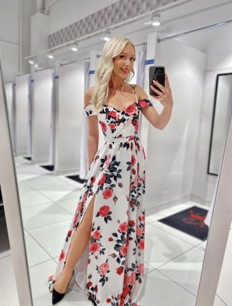 Sukienka długa opadające ramiona kwiaty biel/róż