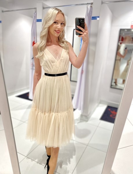 Sukienka midi tiul głęboki dekolt wanilia