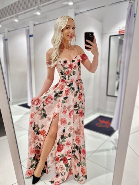 Sukienka długa opadające ramiona róże róż/zieleń