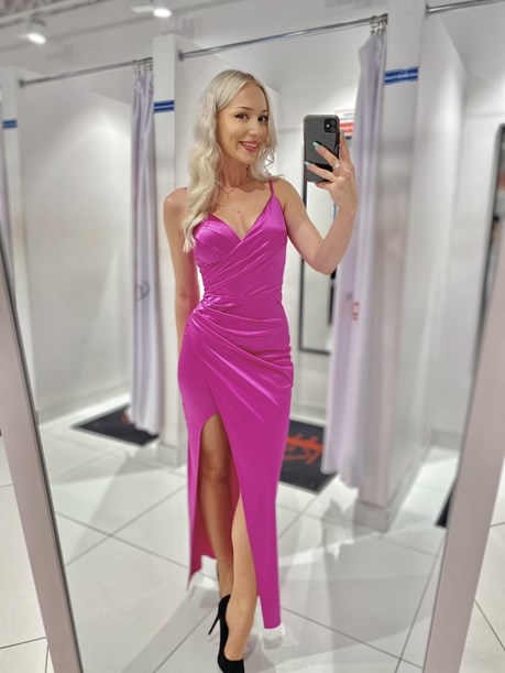 Sukienka długa zakładana ramiączka satyna malina