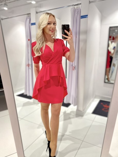 Sukienka krótka z baskinką rękawek połysk malina