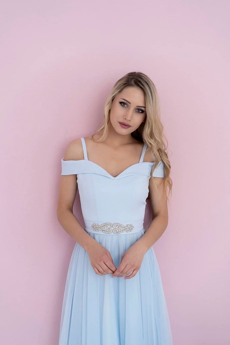 Sukienka midi opadające ramiona pasek tiul błękit