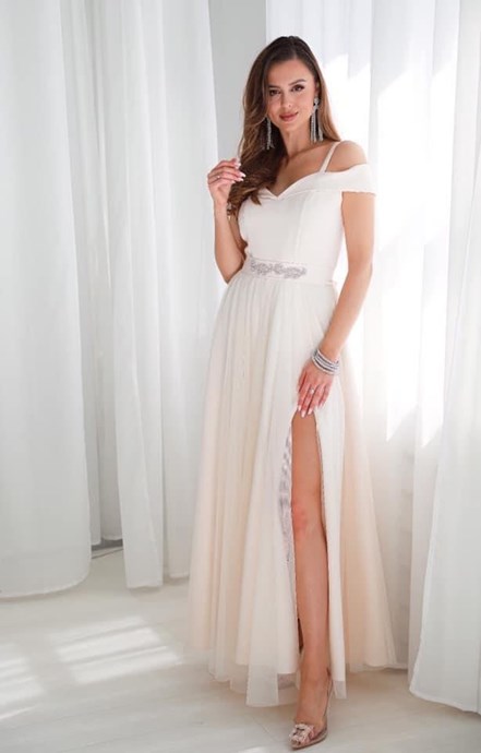 Sukienka długa opadające ramiączko tiul biel