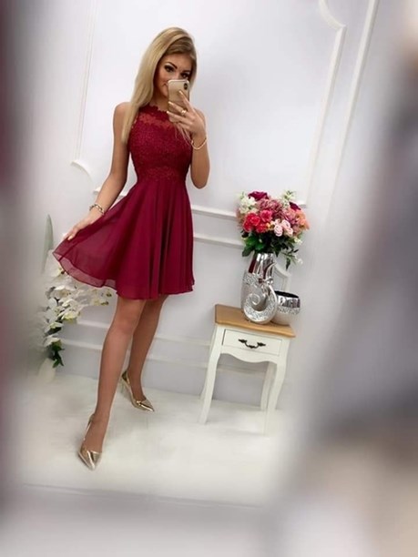 Sukienka krótka zdobione plecy bordo